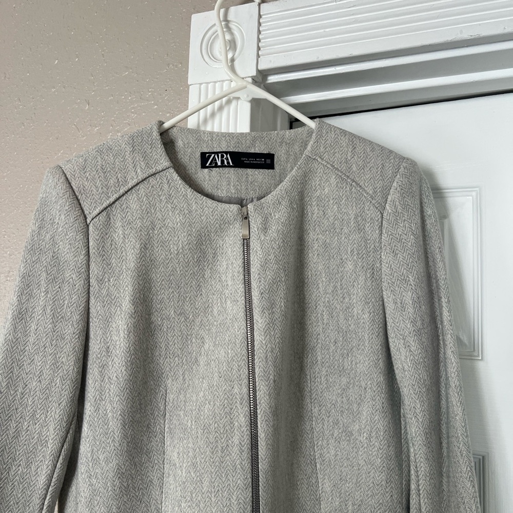 Zara Light Gray Women's Jacket! Worn only 1/2 times only! Super cute and stylish - Picture 3 of 7